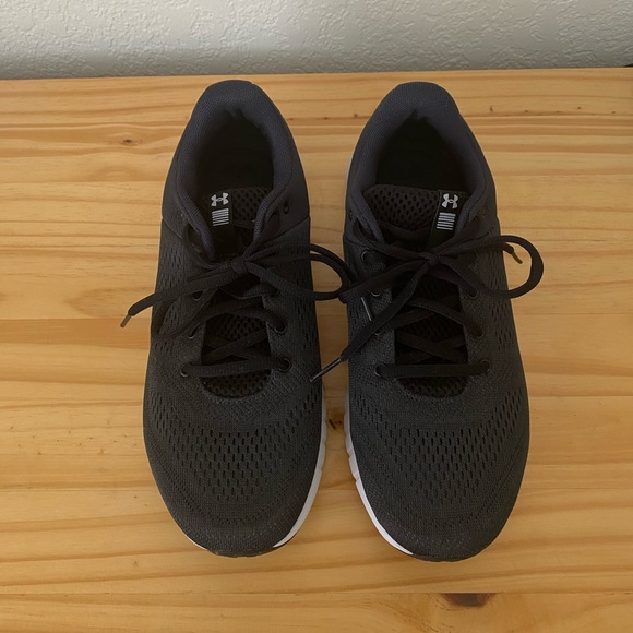 Under Armour - Micro G Pursuit in Black and White (NWOT) - Size : 8 - Picture 3 of 6